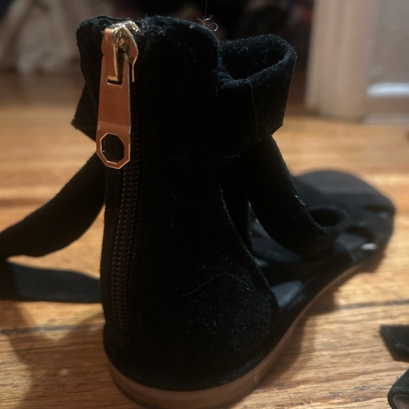 Black suede Louise et Cie sandals, size 8. - Picture 3 of 4